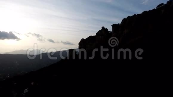 黄昏时飞越群山与蒙特塞拉特的山峰形成强烈对比视频的预览图