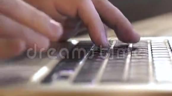 关闭键盘和人的手视频的预览图