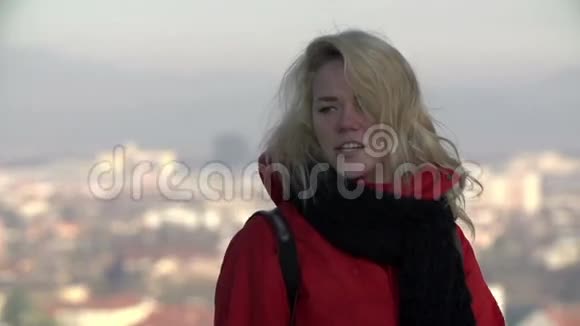 穿着红色冬季夹克的年轻女性走路视频的预览图