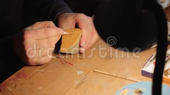 艺术家在艺术工作室的工作场所手中画家用铅笔在木头上画素描视频的预览图