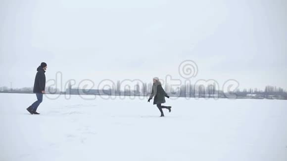 喜欢在雪地里玩的情侣白雪中的男人和女人视频的预览图