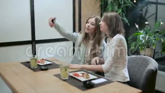 两个女孩在日本餐馆吃自拍视频的预览图