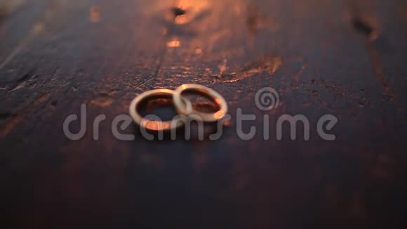 日落时分深色木纹的结婚戒指视频的预览图