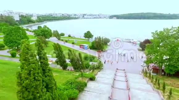 城市中心的美丽景色长廊和蓝色湖泊视频的预览图