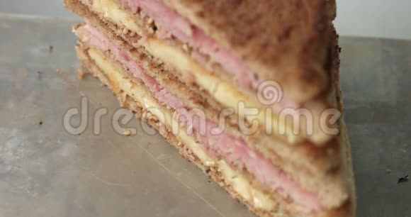 做一个手工火腿奶酪三明治视频的预览图