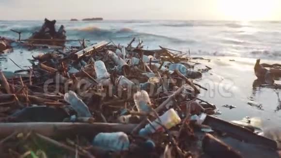 塑料瓶等垃圾倾倒在黑色沙滩上环境污染视频的预览图