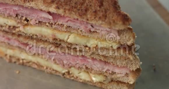 做一个手工火腿奶酪三明治视频的预览图