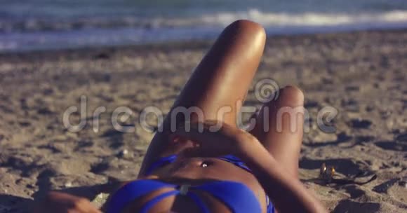 在沙滩上沐浴的妇女的身体视频的预览图