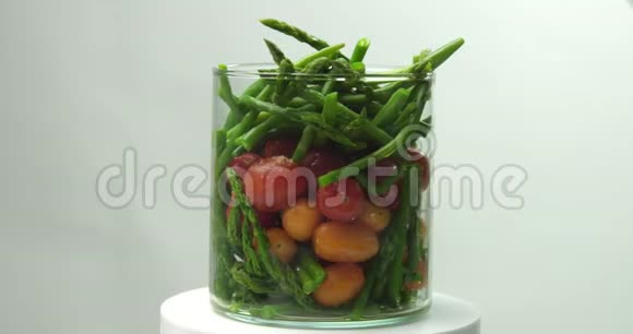 玻璃花瓶里蒸蔬菜视频的预览图