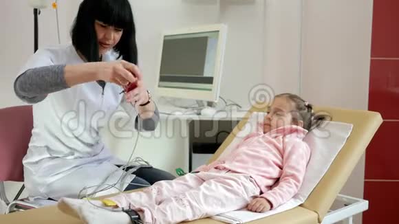 儿童心电图心脏病专家在医院移除心脏图儿科医生接待儿童视频的预览图