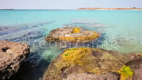 在Elafonisi海滩附近的美丽岩石克里特岛希腊视频的预览图