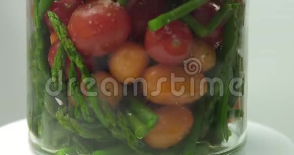 玻璃花瓶里蒸蔬菜视频的预览图