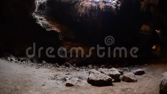 熔岩管洞的潘视频的预览图