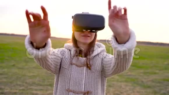 女孩在户外使用虚拟现实眼镜视频的预览图