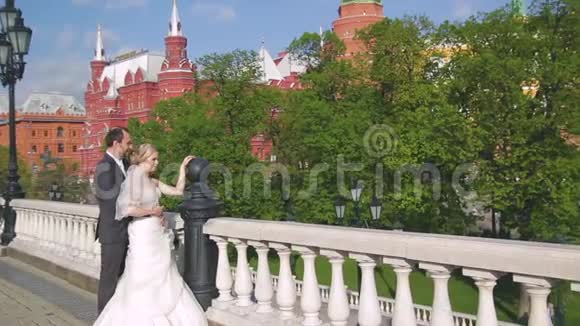 一对年轻的已婚夫妇正在莫斯科漫步在红场举行的俄罗斯婚礼视频的预览图