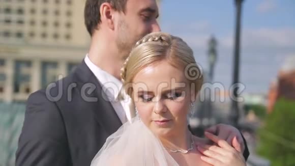 一对年轻的已婚夫妇正在莫斯科漫步在红场举行的俄罗斯婚礼视频的预览图
