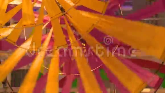 彩色圆形车轮与翅膀旋转展览视频的预览图