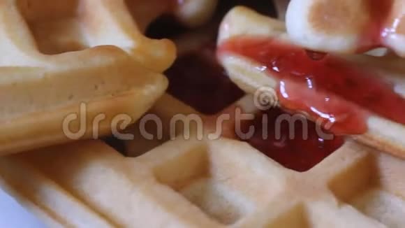 新鲜华夫饼与混合浆果的比例不可循环高清视频的预览图