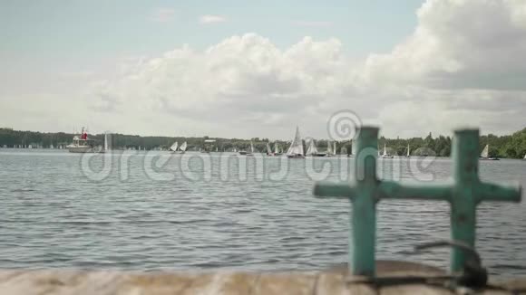 比赛期间游艇在这里和那里来回移动码头景观视频的预览图