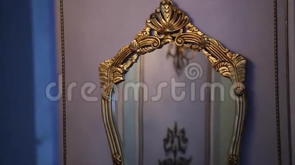 墙上的金色复古镜子视频的预览图