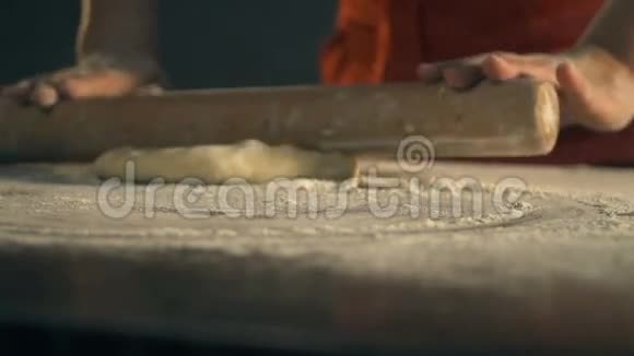 厨师为比萨饼做面团慢动作视频的预览图