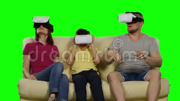 家庭使用VR眼镜坐在沙发上绿色屏幕视频的预览图