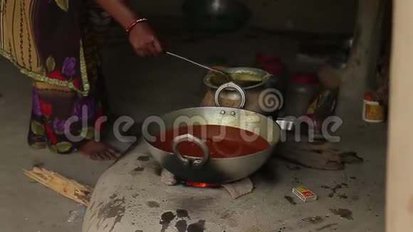 印度女人正在石炉里做饭只需双手火焰在炉子里视频的预览图
