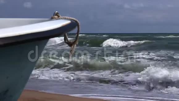 沙滩上的老船风的天气海浪在海湾视频的预览图