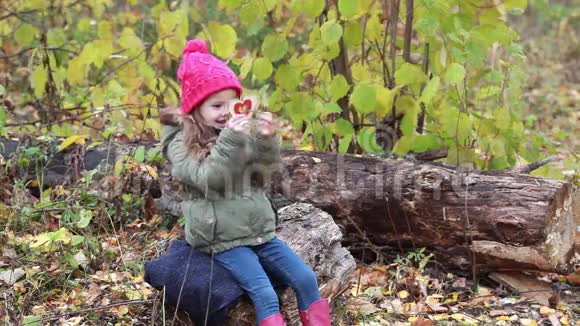 怀着红心的女孩对秋天森林的本质视频的预览图