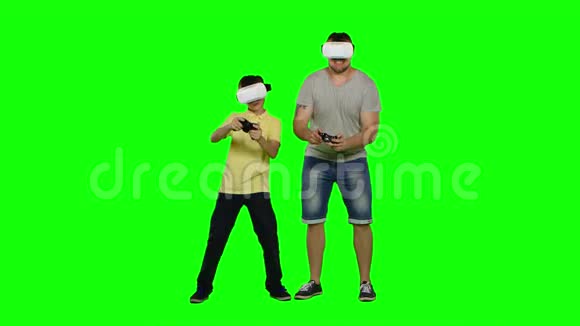 父子俩玩虚拟现实眼镜绿色屏幕视频的预览图