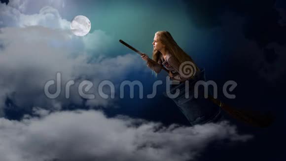 满月一个满头白发的女巫用扫帚在夜空中的灰泥中飞翔视频的预览图