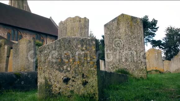 基督教墓地老坟和石十字架视频的预览图