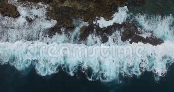 沙克湾世界遗产区DirkHartog岛与Zuytdorp悬崖垂直的大浪视频的预览图