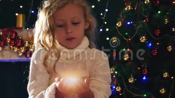 可爱的女孩仙女在圣诞夜吹着神奇的闪光视频的预览图