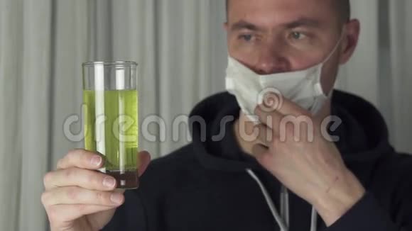 病人饮用泡腾止热片溶于水中医疗保健慢镜头视频的预览图