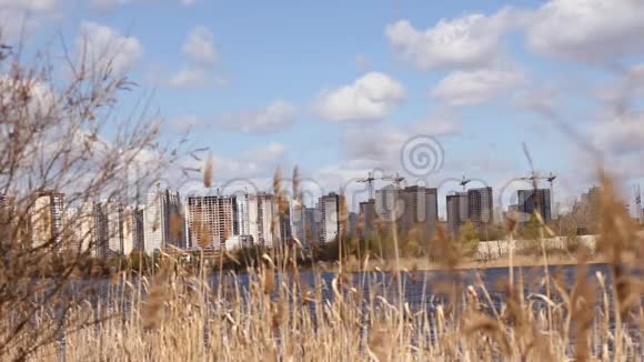 路上的山上鸟瞰图大都市城市高的多层房屋远在天边纯粹的自然视频的预览图