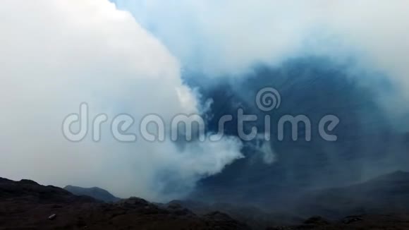 从印度尼西亚爪哇的布罗莫火山火山口的边缘视频的预览图