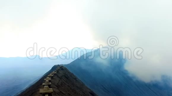 从印度尼西亚爪哇的布罗莫火山火山口的边缘视频的预览图