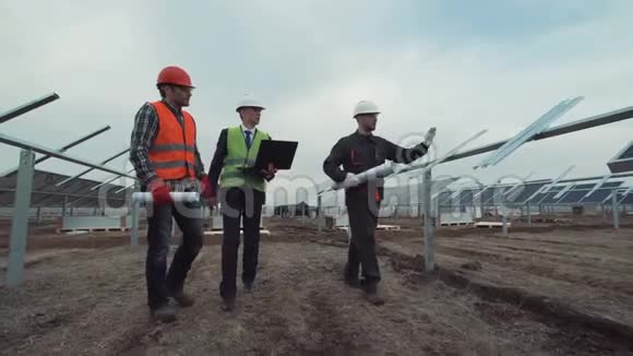 工程师讨论建造太阳能农场视频的预览图