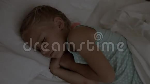 爱说话的母亲在睡觉的时候亲吻她的小女儿视频的预览图