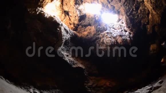 熔岩管洞的潘视频的预览图