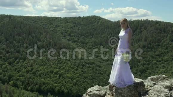 在山景背景下新娘捧花视频的预览图