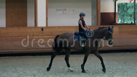 年轻女孩骑师练习比赛视频的预览图