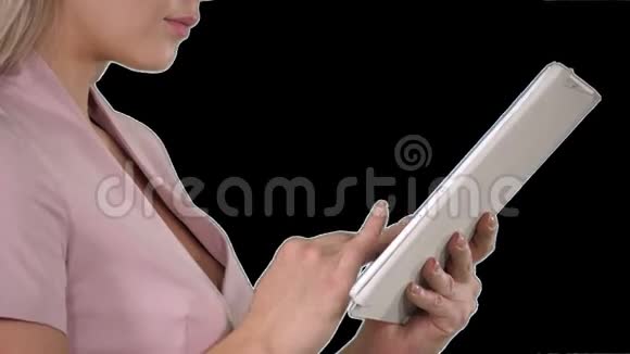 女性手使用平板电脑阿尔法通道视频的预览图