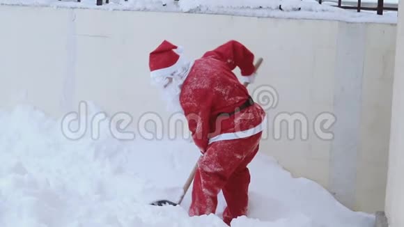 圣诞老人用铲雪带走了自由之路视频的预览图