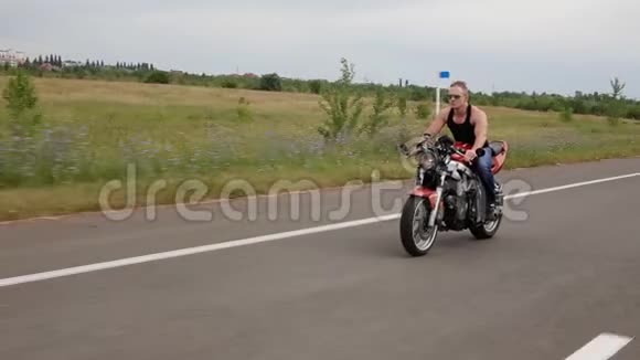 人在公路上骑摩托车自由主题视频的预览图