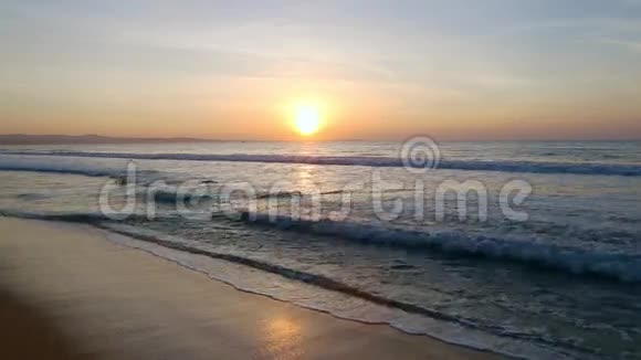 海景黄金日出在霍里森暗波去沙滩视频的预览图