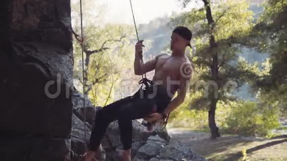 吊在绳子上从悬崖上跳下视频的预览图