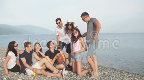 暑假假期假期一群朋友一起在海滩上玩得开心视频的预览图