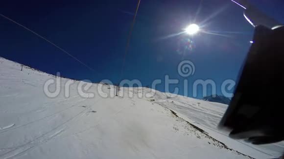 从顶部到底部的雪覆盖滑雪坡痕迹滑雪和半车道从椅子升降机第一人称观点视频的预览图